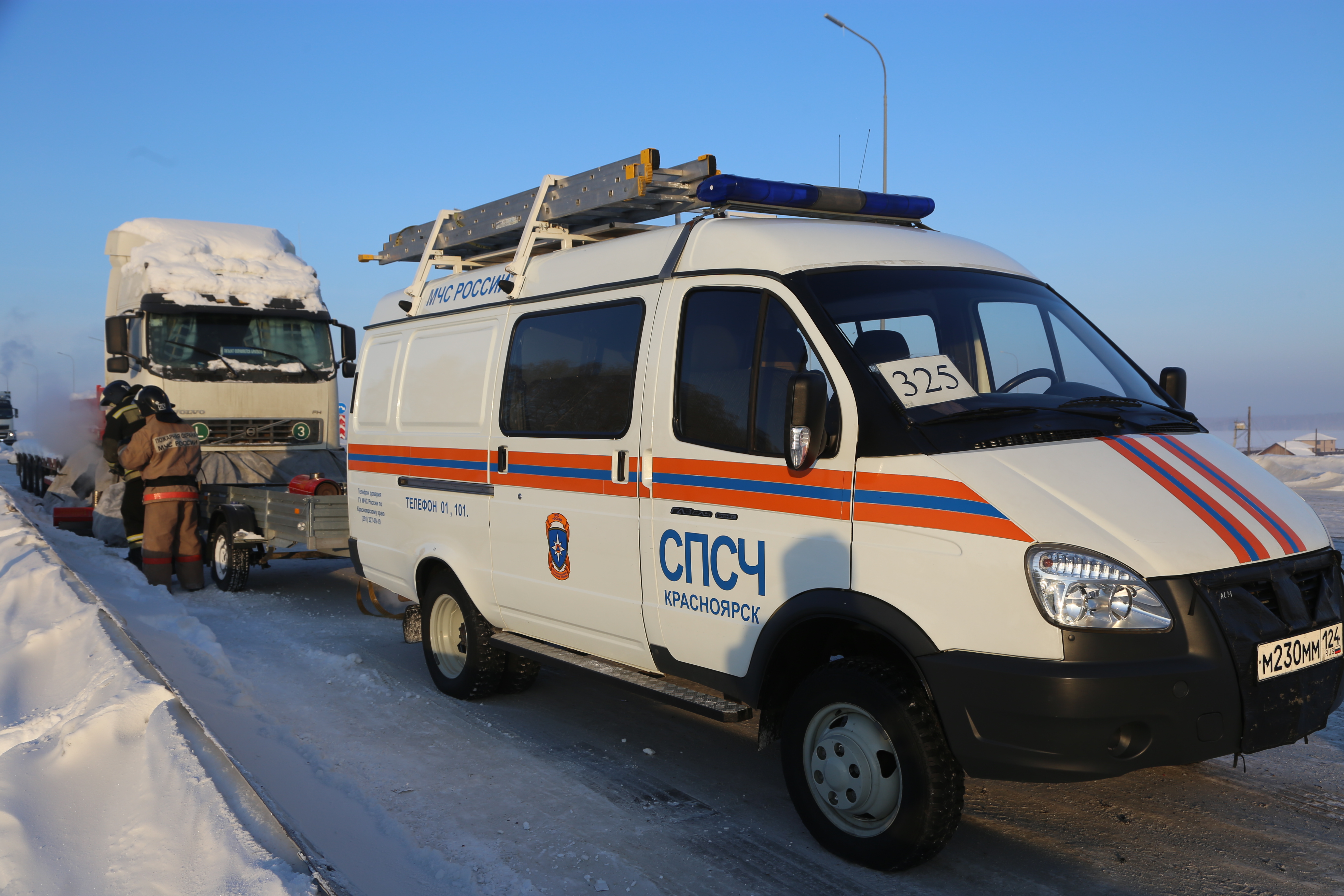 Красноярские пожарные оказали помощь дальнобойщику на трассе (фото, видео,  комментарий) - Новости - Главное управление МЧС России по Красноярскому краю