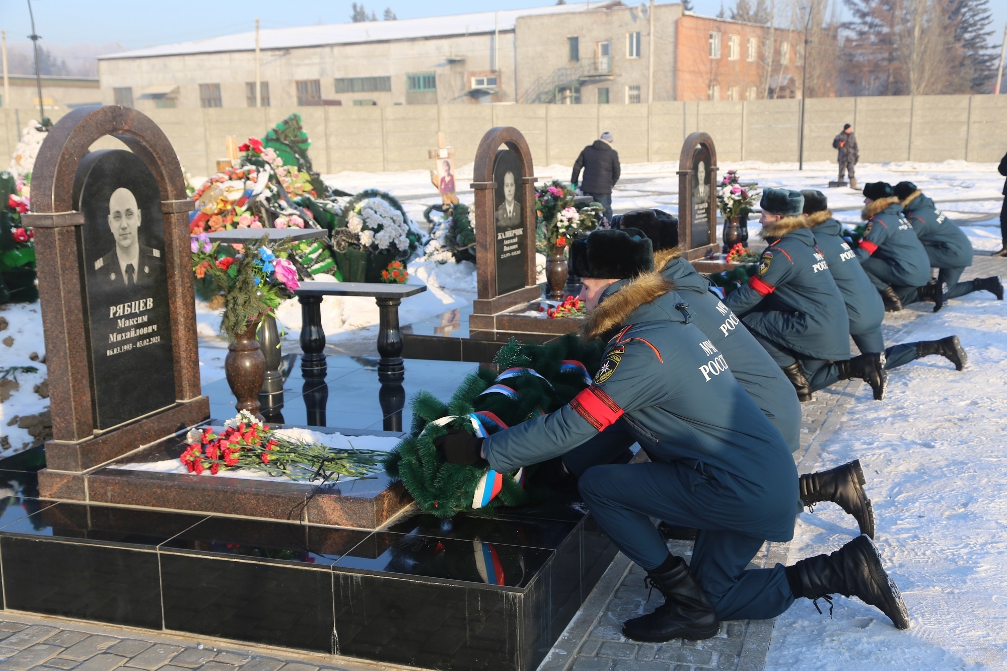 Красноярские пожарные почтили память погибших боевых товарищей - Новости -  Главное управление МЧС России по Красноярскому краю