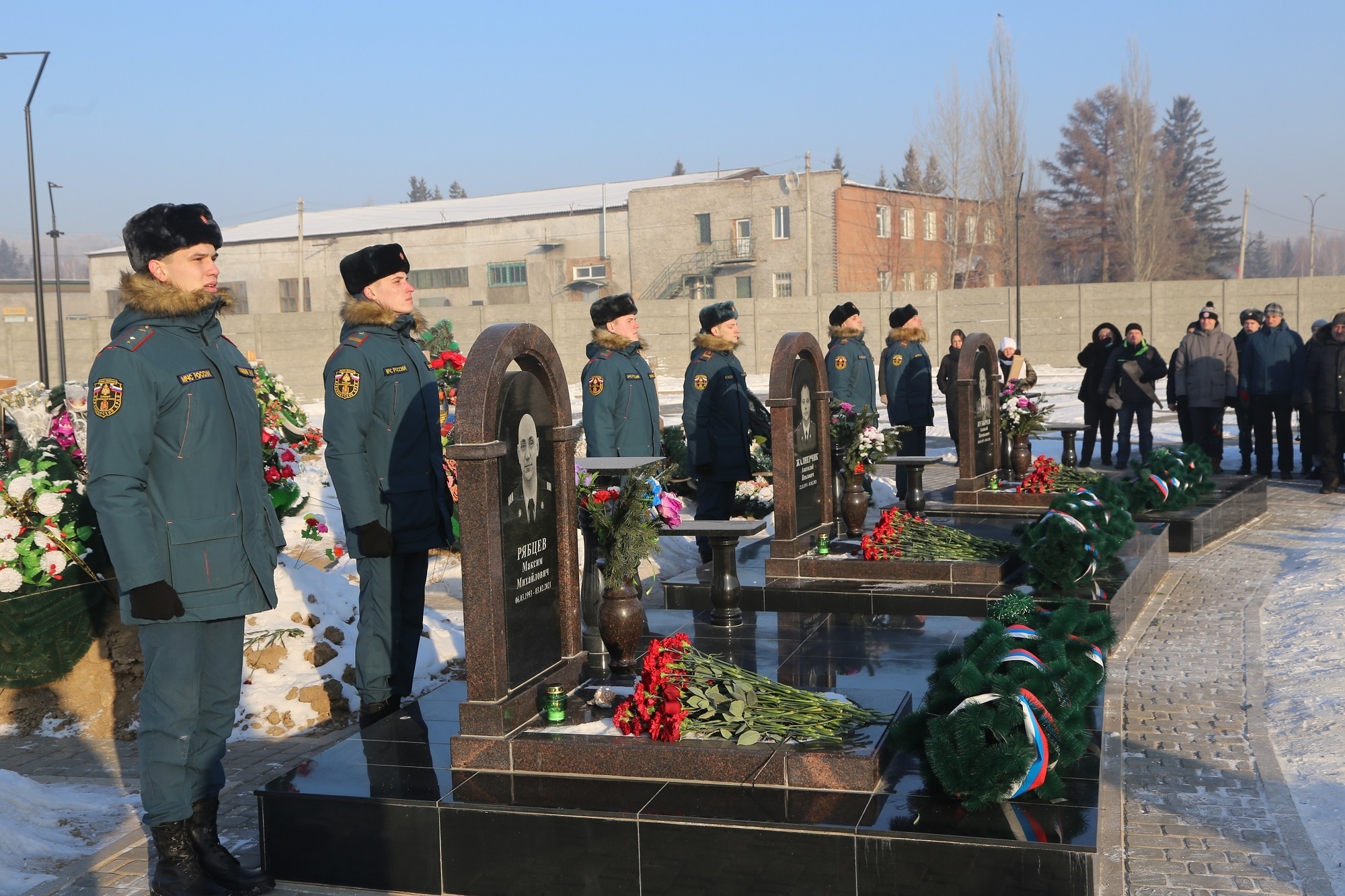 Красноярские пожарные почтили память погибших боевых товарищей - Новости -  Главное управление МЧС России по Красноярскому краю