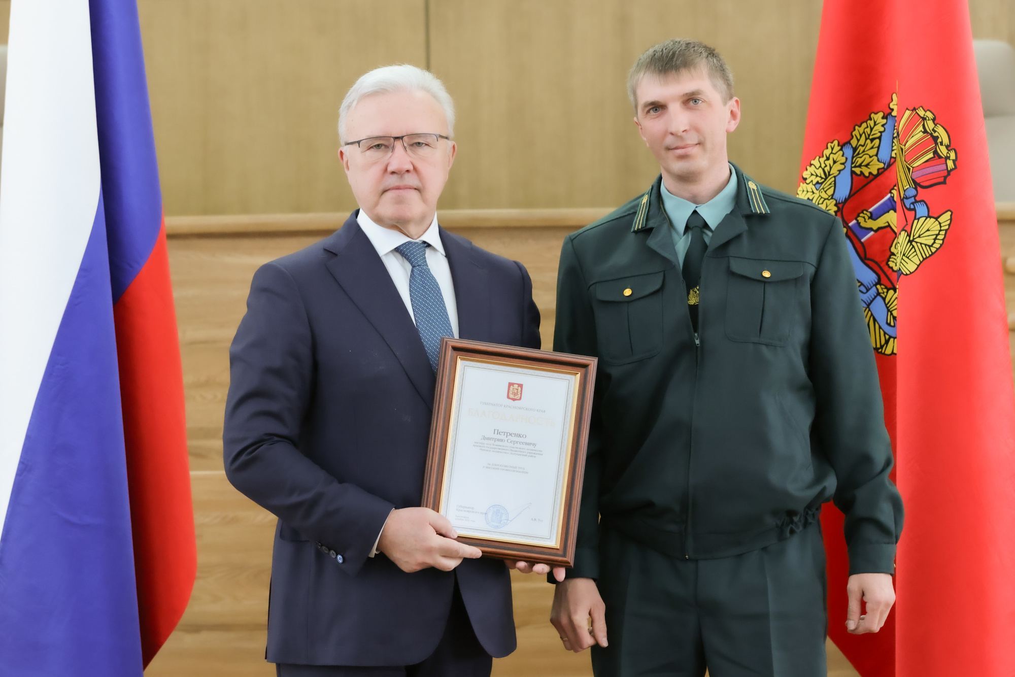 Пять минусинских пожарных получили высокие награды за спасение населенного  пункта от природного пожара - Новости - Главное управление МЧС России по  Красноярскому краю