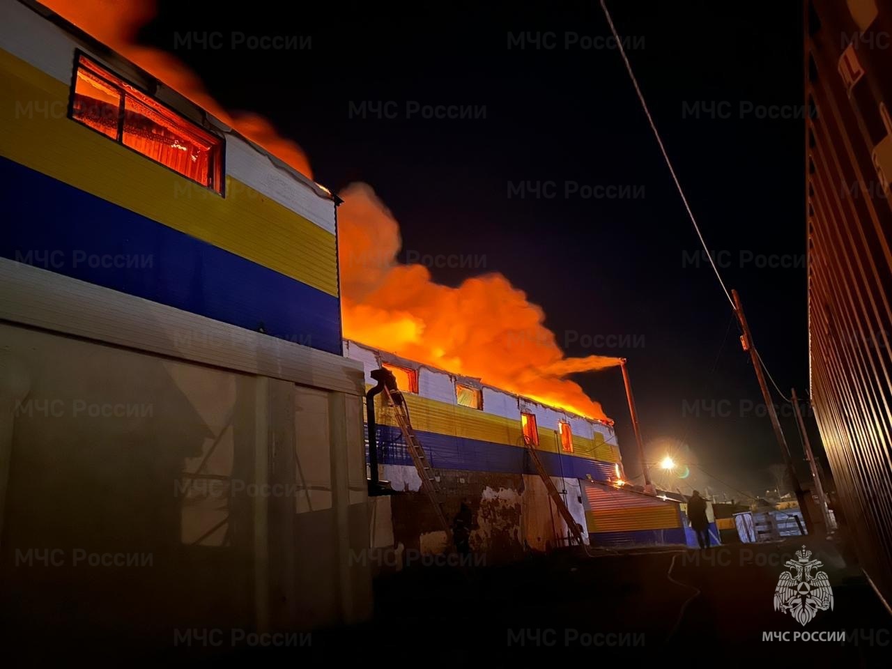 Ликвидация пожара в магазине смешанных товаров в Нижнеингашском районе -  Оперативная информация - Главное управление МЧС России по Красноярскому краю