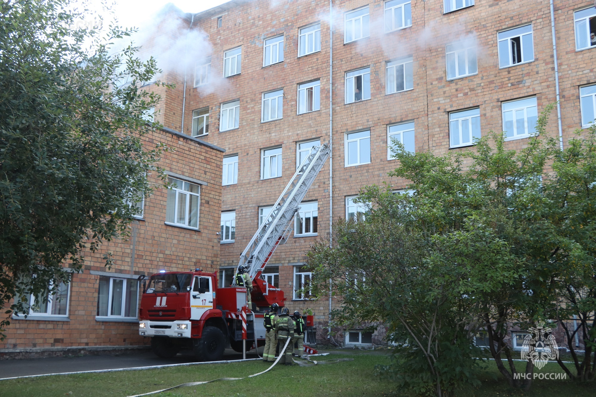 Огнеборцы спасли 12 человек в ходе тушения условного пожара в учебном  заведении - Новости - Главное управление МЧС России по Красноярскому краю