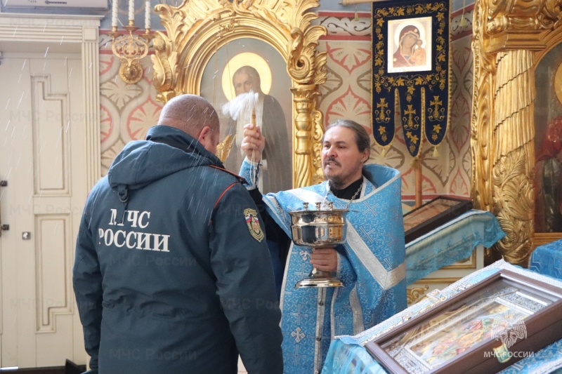 Сотрудники        Главного управления приняли участие в молебне, посвящённом празднику иконы «Неопалимая Купина»