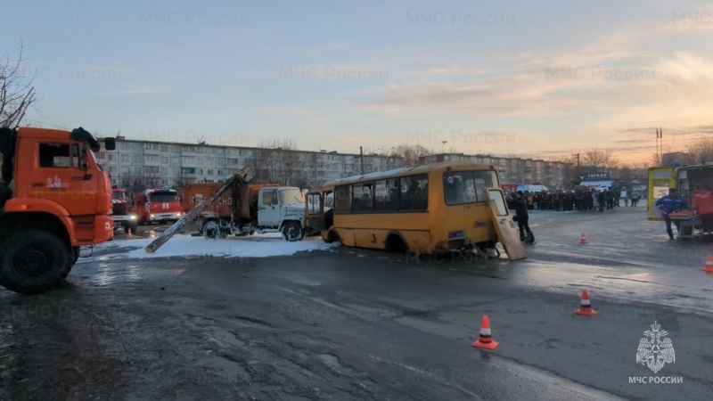 В Ачинске специалисты МЧС России ликвидировали последствия условного ДТП